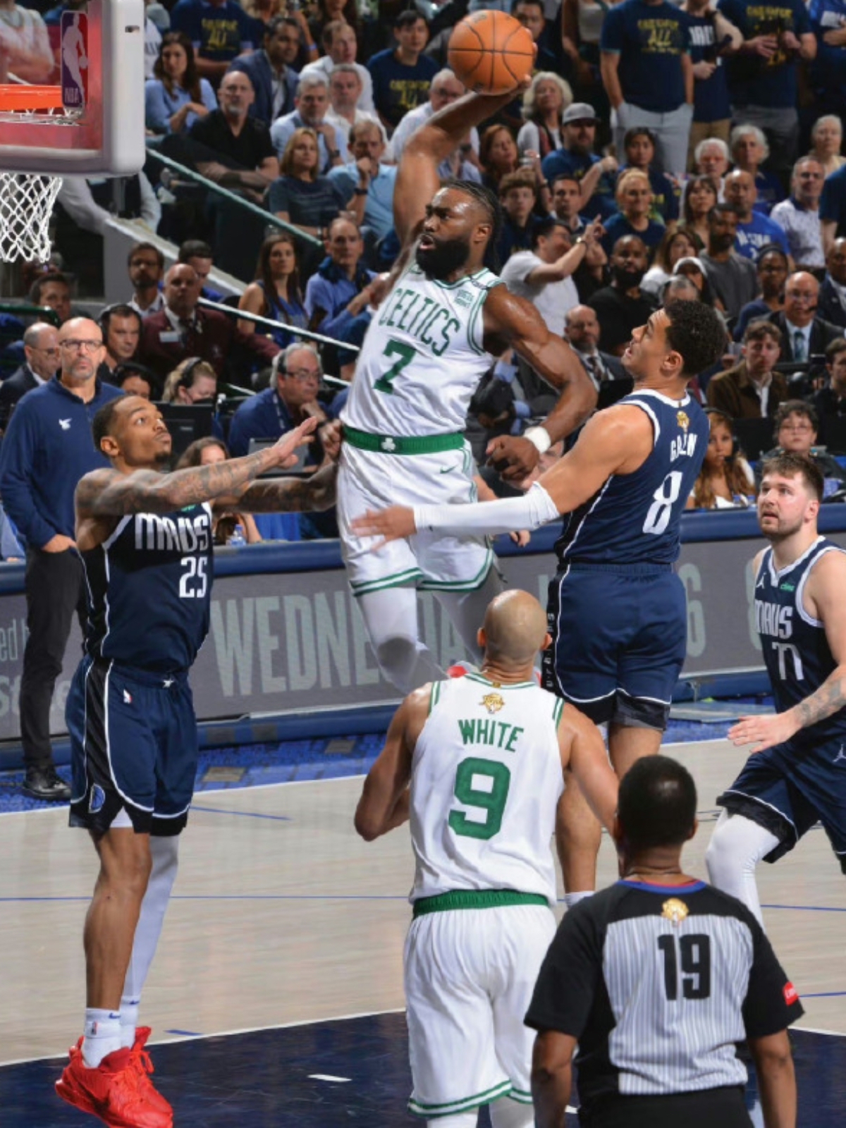 包含波士顿凯尔特人加时末段刷新队史纪录，志在CBA季后赛名次提升，更衣室稳定，赛程密集仍需轮换的词条